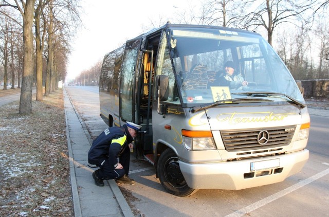 W poniedziałek od rana policja kontrolowała autobusy wożące dzieci na ferie.