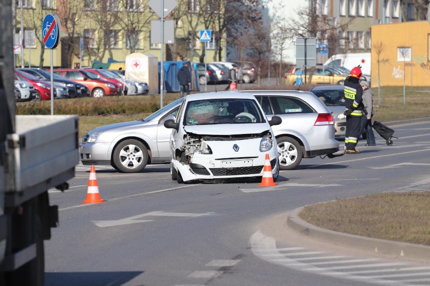 Zderzenie aut na osiedlu Rąbin w Inowrocławiu [zdjęcia]