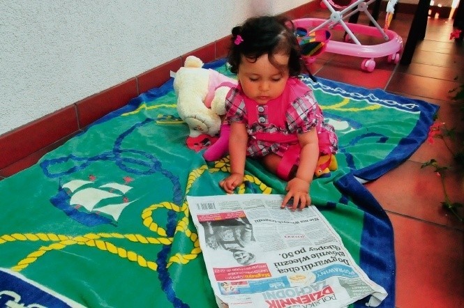 9-miesięczna Julia Esmeralda już interesuje się gazetami....