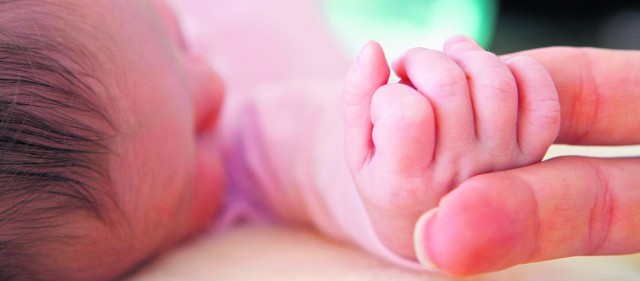 Specjaliści mówią, że matka, która przez chorobę nie może mieć kontaktu z noworodkiem, szybko odbuduje więź z synkiem