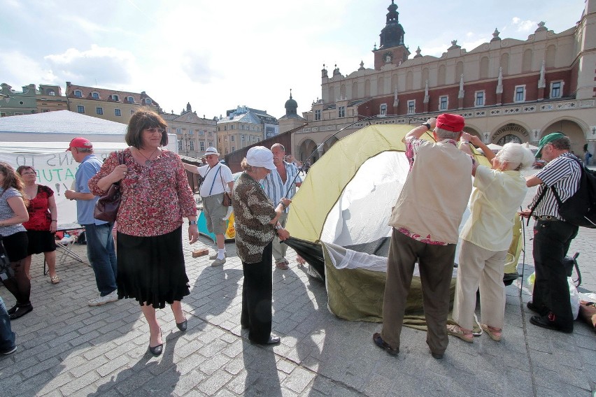 Trwa protest na krakowskim Rynku [ZDJĘCIA]