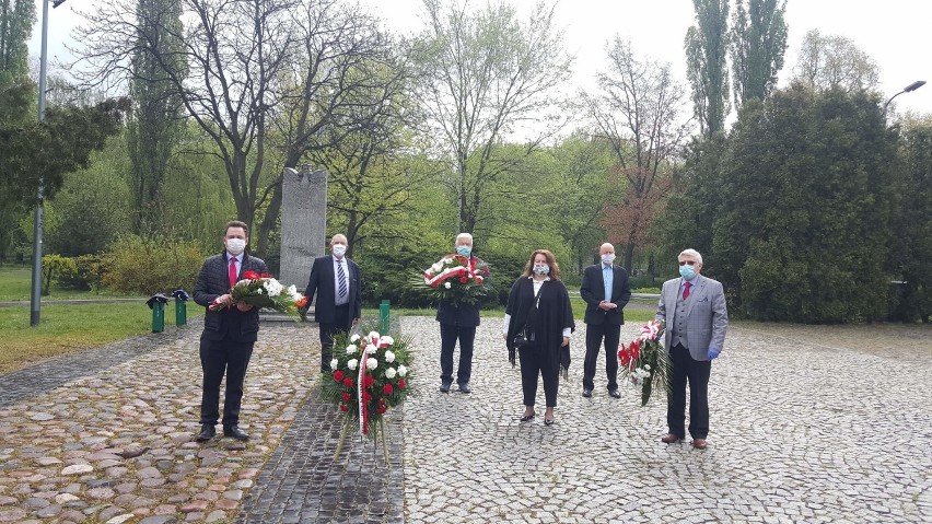 Organizacje lewicowe złożyły kwiaty pod pomnikiem Wolność,...