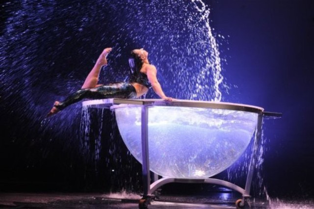 Występ akrobatki Anny Filipowskiej w Manufakturze to jeden z elementów łódzkich obchodów Światowego Dnia Wody.