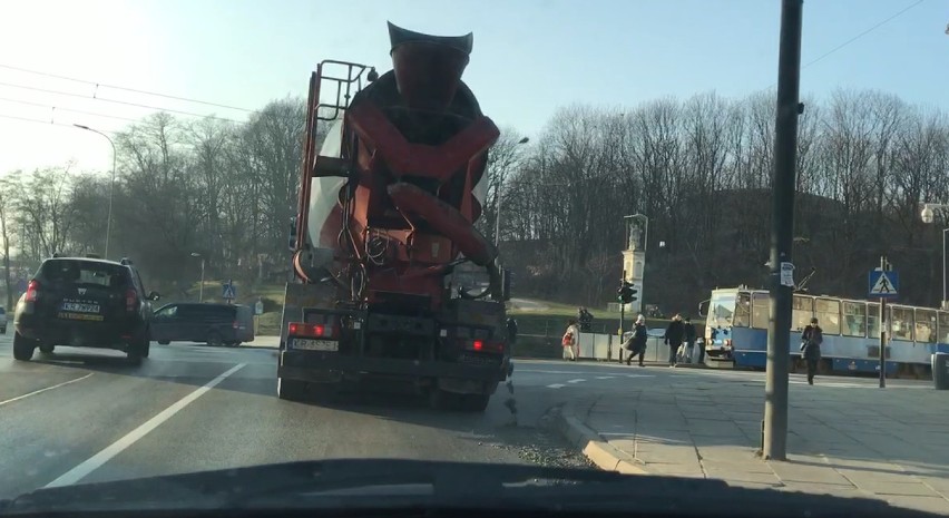 Kraków. Betoniarka gubiła beton na ulicach miasta 