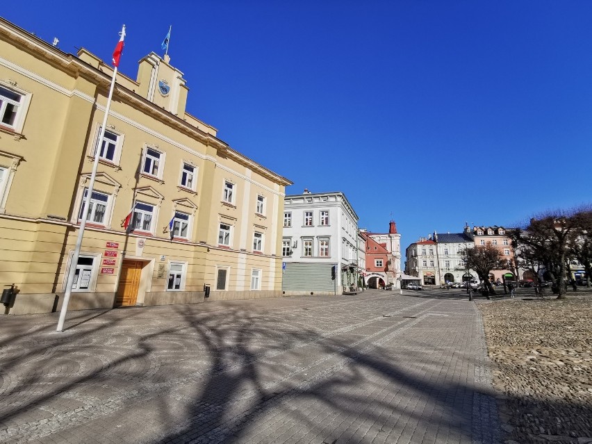 Weekend. Piękna pogoda. W normalnej sytuacji przemyski Rynek...