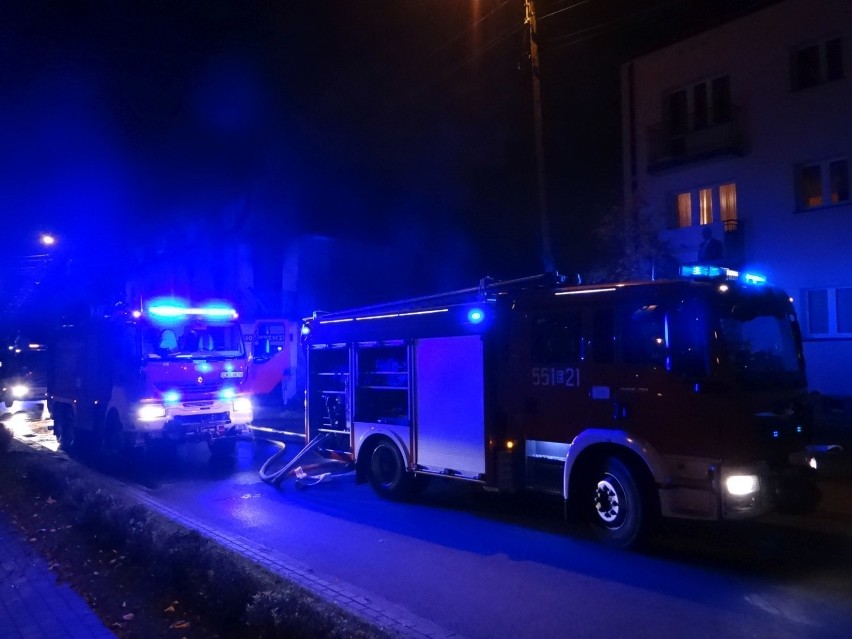 Pożar w Wieluniu. Płonęła kamienica w rejonie sądu [ZDJĘCIA, FILM]