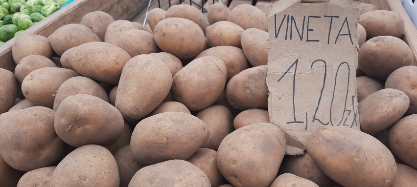 Niska cena ziemniaków na kilogramy.