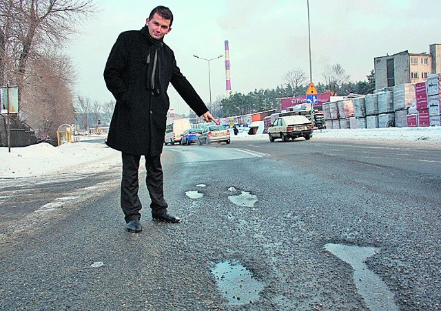 Radny Łukasz Kmita jest przerażony stanem dróg