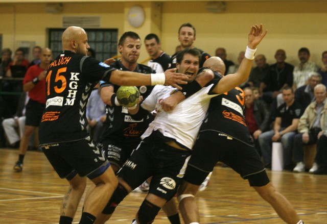 Tak walczyli piłkarze ręczni Zagłębia Lubin (czarne stroje) w pojedynku z Siódemką Miedzią Legnica.