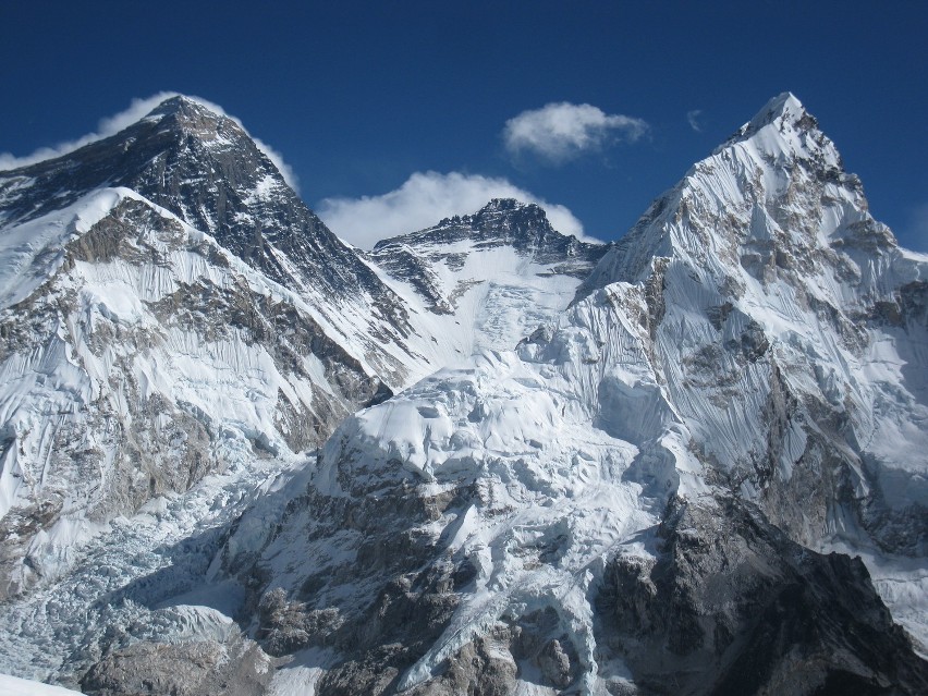 Mount Everest (po lewej) i Lhotse (w środku)