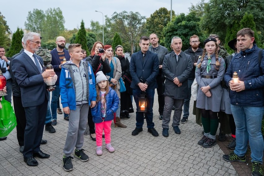 Wspominali Ryszarda Stachowiaka .Przyjaciele upamiętnili  i odsłonili  pamiątkową tablicę na skwerze noszącym jego imię. 