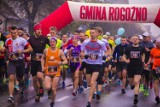 Przed Wami 6. Rogoziński Półmaraton Przemysła II. Przedstawiamy archiwalne zdjęcia z 2019 roku. Poznajecie siebie lub przyjaciół?