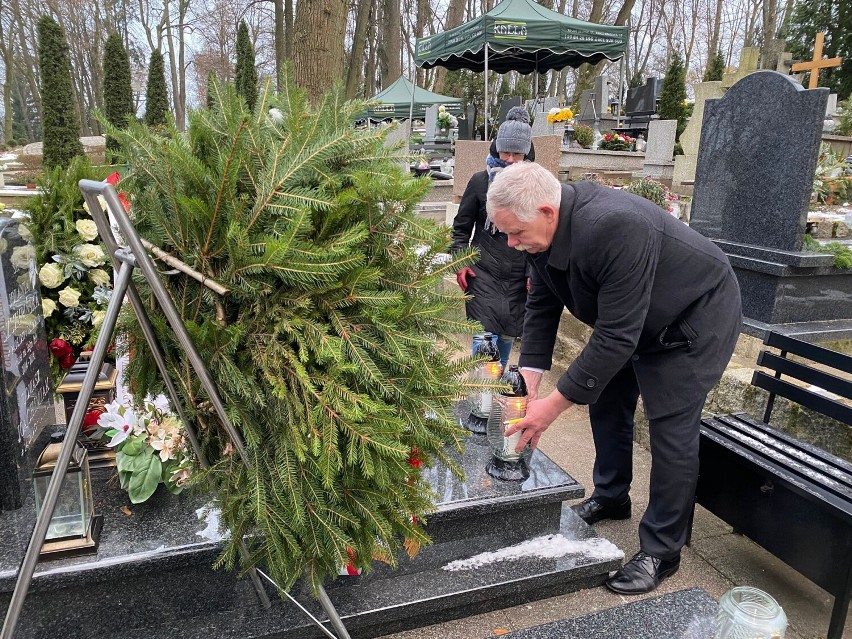 Trzecia rocznica śmierci Jolanty Szczypińskiej. Delegacja złożyła kwiaty na grobie posłanki