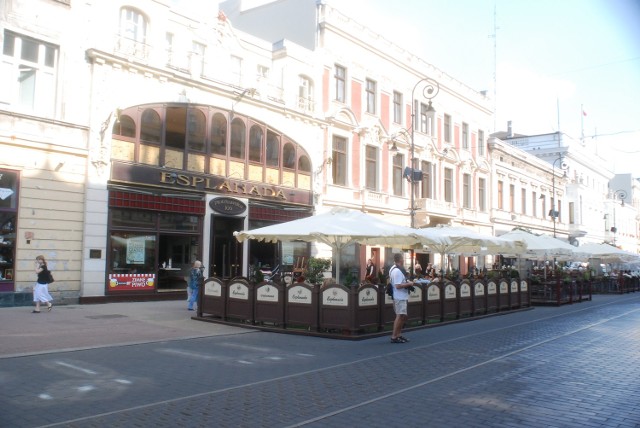 Kawiarnia "Esplanada" powstała w 1928 roku jako luksusowy sklep konfekcyjny Schmechela i Rosnera. Piotrkowska 100a.