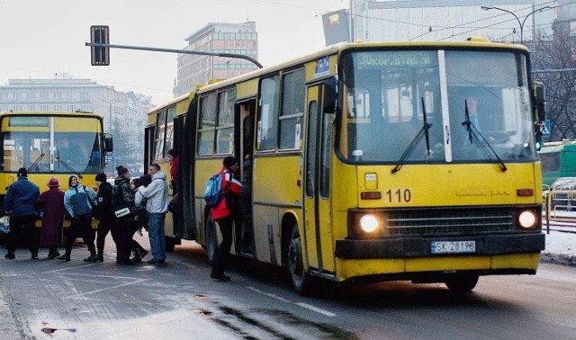 Linia 30 kursuje do kopalni Wieczorek. Z powodu zimy poranne kursy często są opóźnione