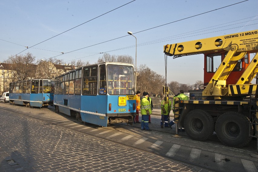 Wrocław: Wykoleił się tramwaj linii 15 (ZDJĘCIA)