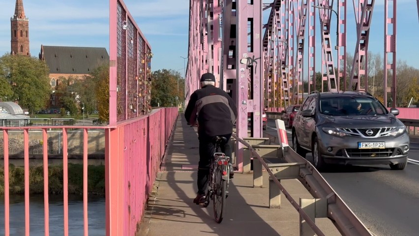 Piesi skarżą się na rowerzystów na moście w Głogowie