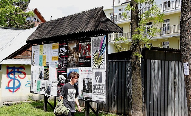 Stare tablice informacyjne, które wciąż stoją w mieście, są w stanie agonalnym. To na pewno nie jest wizytówka miasta