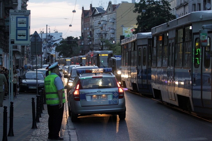 Wypadek na Traugutta. Samochód potrącił mężczyznę wysiadającego z tramwaju (ZDJĘCIA)