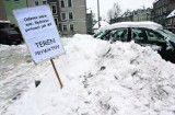 Jak wywalczyć swoje miejsce na zaśnieżonym parkingu?