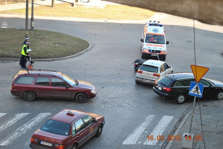 Wrocław: Wypadek motocyklisty na ul. Zaporoskiej (ZDJĘCIA)