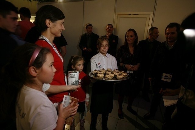 Katarzyna Cichopek i Edyta Herbuś dekorowały dziś olbrzymie...