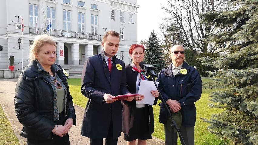 Strajk nauczycieli w Tomaszowie Maz. Radni miejscy chcą sesji nadzwyczajnej w sprawie strajku [ZDJĘCIA, FILM]