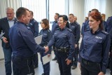 Piła: 20 policjantów wyróżnionych i nagrodzonych. Już po uroczystej zbiórce w Powiatowej Komendzie Policji w Pile [ZDJĘCIA]