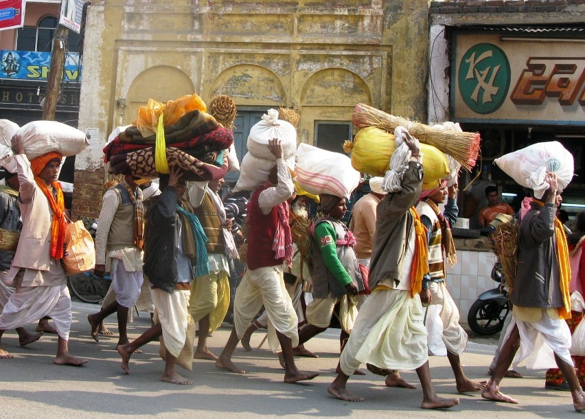  Ładuniuk: Hindusi zaczęli Swieto dzbana. Miliony wędrują nad Ganges [ZDJĘCIA]