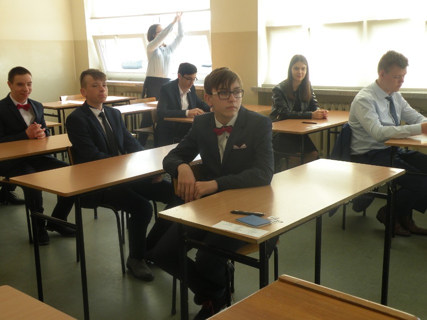 Zestresowani gimnazjaliści z Wrześni w pierwszym dniu egzaminów [FOTO]