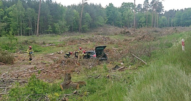 Na przedłużeniu ul. Przestrzennej pod Goleniowem z drogi wypadło osobowe auto