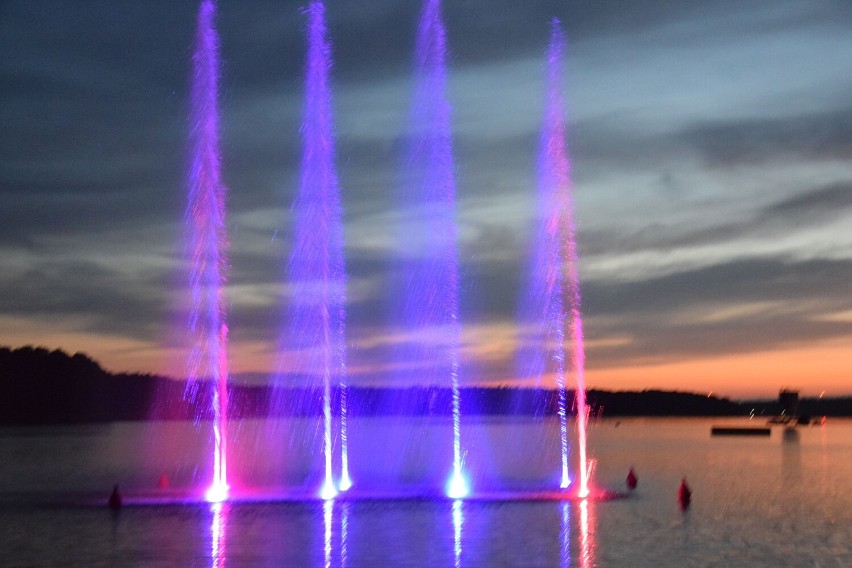 Pływająca i grająca fontanna na Trzesiecku w Szczecinku. Tak się prezentuje [zdjęcia]