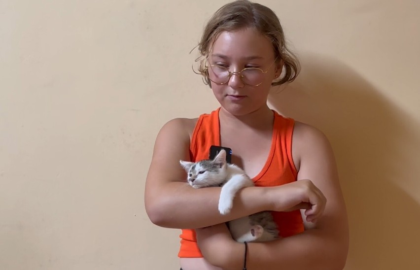 Zafascynowała je pomoc. Nastoletnie kocie wolontariuszki w wieluńskiej fundacji "Łezka"