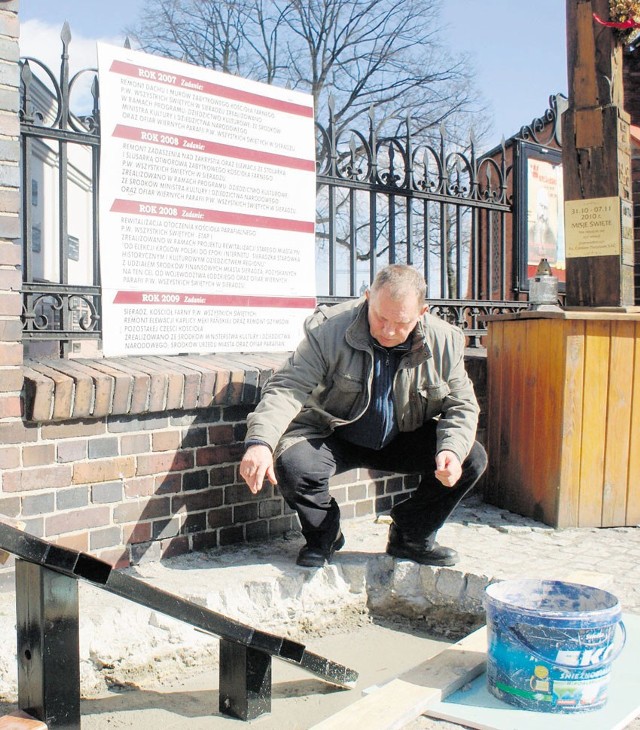 Budowę pomnika nadzoruje Mirosław Owczarek.