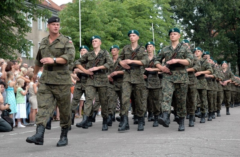 Strażak w mundurze książki na ulicy nie poczyta... Regulamin zabrania