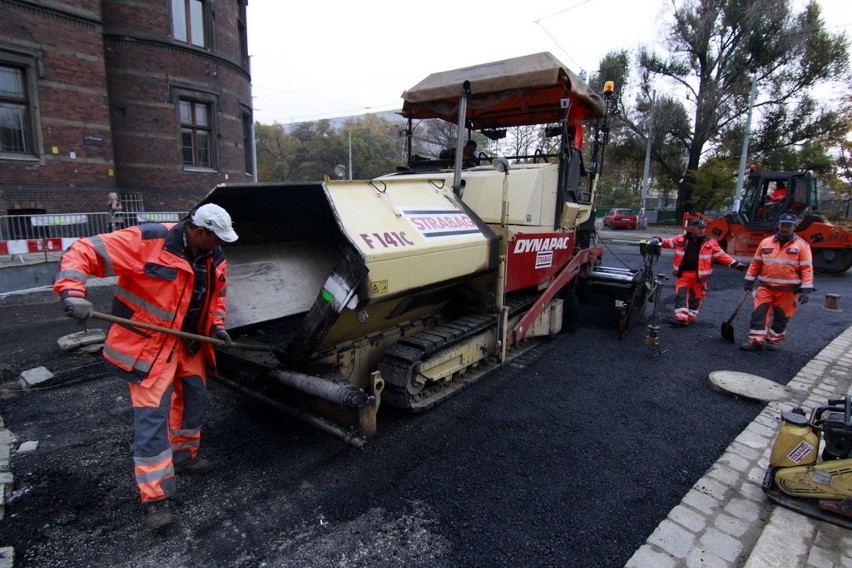 Wrocław: Drogowcy układają asfalt na Podwalu. Wkrótce zmiana organizacji ruchu (ZDJĘCIA)