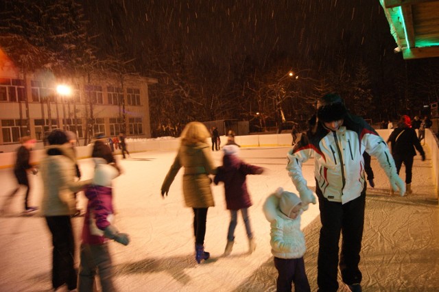 W niedzielny wieczór na zakopiańskim lodowisku przy ulicy Grunwaldzkiej bawiło się kilkadziesiąt łyżwiarzy
