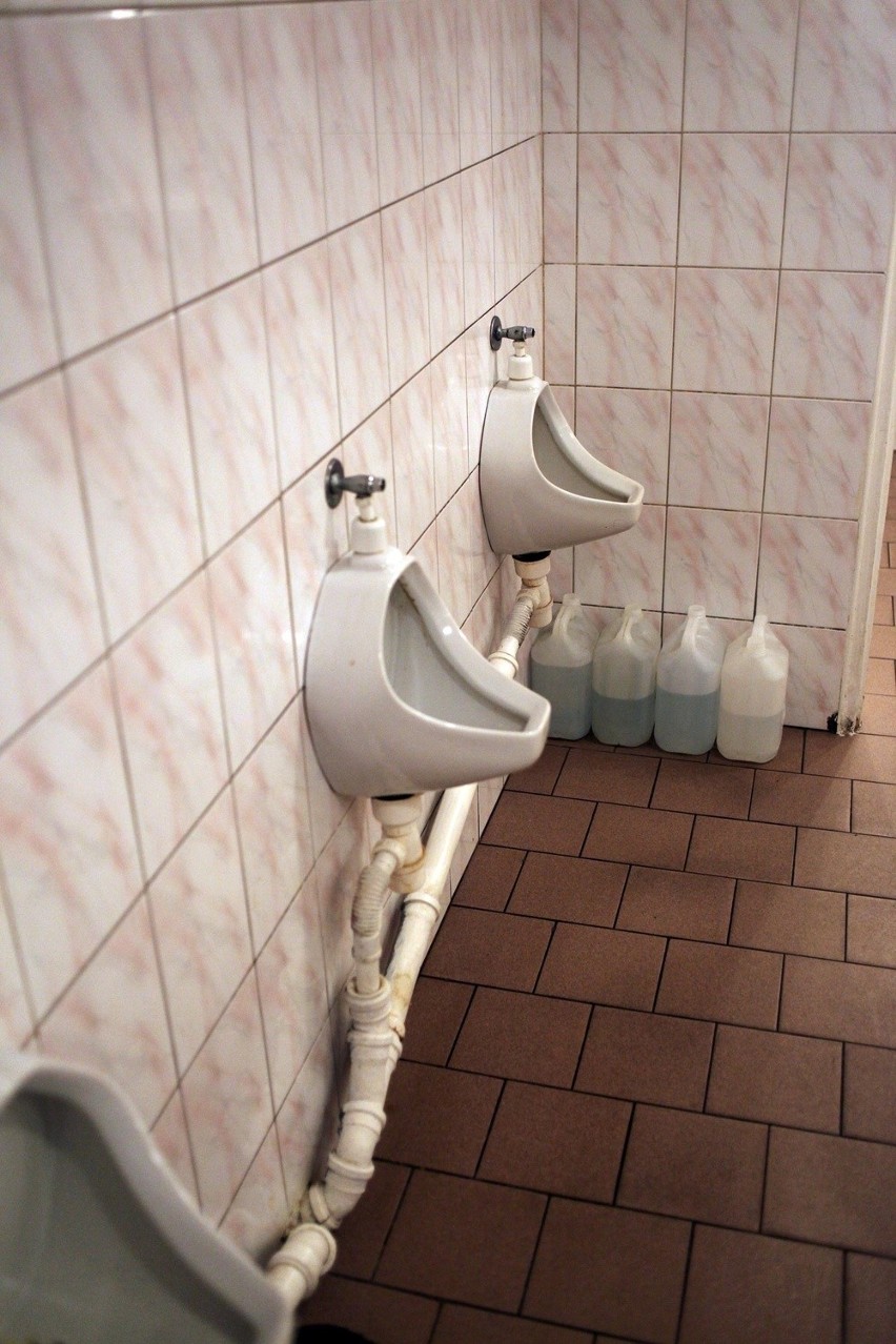 Dworzec w Krakowie - spłukują ręcznie w WC [ZDJĘCIA]