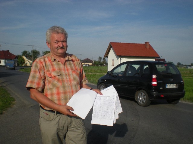 Stanisław Cefal prezentuje petycję, która trafiła już do starosty