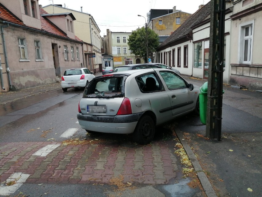  Wrak na ulicy Wągrowca. Co zrobił w tej sprawie ratusz i policja? 