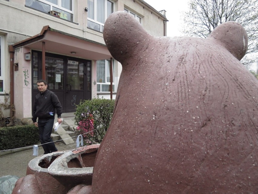 Wrocław: Kto pourywał głowy misiom w przedszkolu przy Niedźwiedziej?