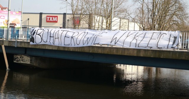 Baner ma kilkanaście metrów długości i jest doskonale widoczny od strony Winnicy oraz promenady nad rzeką na wysokości kościoła pw. Św. Wojciecha. Podobny baner zawisł na ogrodzeniu targowiska miejskiego.