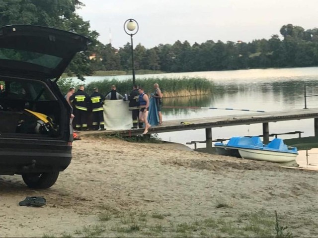 W każdy weekend, a także w zwykłe dni, tych upalnych wakacji plaże przy kąpieliskach w Kujawsko-Pomorskiem zapełniały się tłumami spragnionych ochłody. W naszym regionie woda pochłonęła już 14 osób. A wakacje jeszcze się nie skończyły...


Do tragedii doszło 23 lipca około godz. 19 na plaży w Świekatowie pod Świeciem

 Tragedia w Świekatowie. Utonął 20-letni Kamil, saksofonista z orkiestry w Pruszczu



Rosnąca liczba utonięć w Polsce: Jak zapobiec tragedii?

