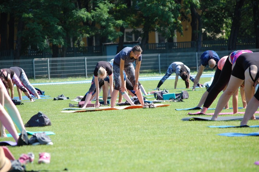Po przerwie spowodowanej epidemią na stadionie w Kościanie rozpoczął się cykl spotkań "Joga na trawie"