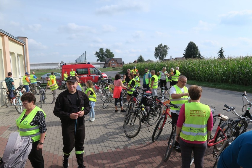 Rodzinny rajd rowerowy w kolorach jesieni. Wzięło w nim udział ponad 100 osób. ZDJĘCIA