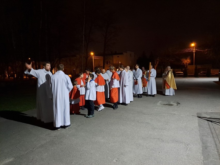Wigilia Paschalna zaczyna się liturgią światła