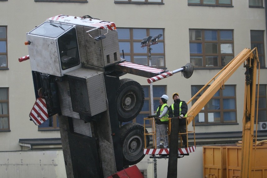 Wypadek na budowie dworca w Katowicach. Dźwig poczeka do czwartku [ZDJĘCIA]