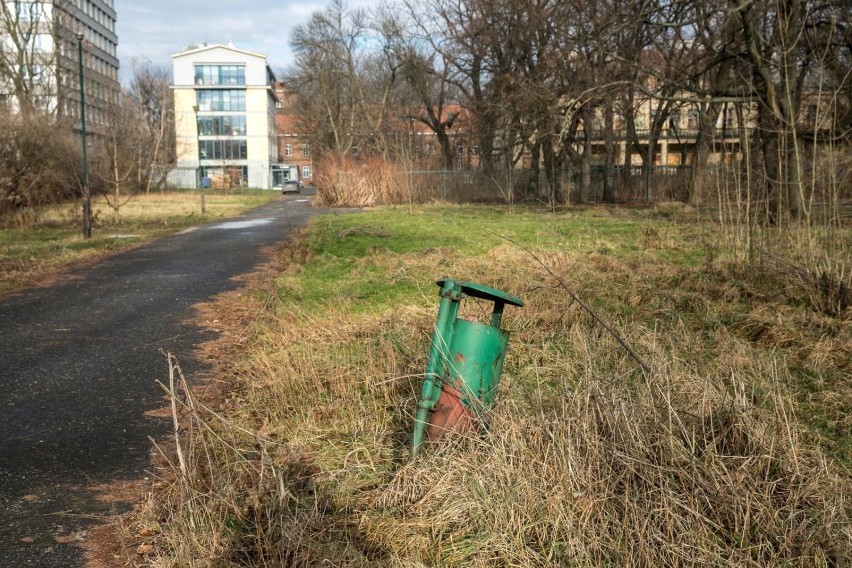 Zamknięty park Jalu Kurka przy ulicy Szlak