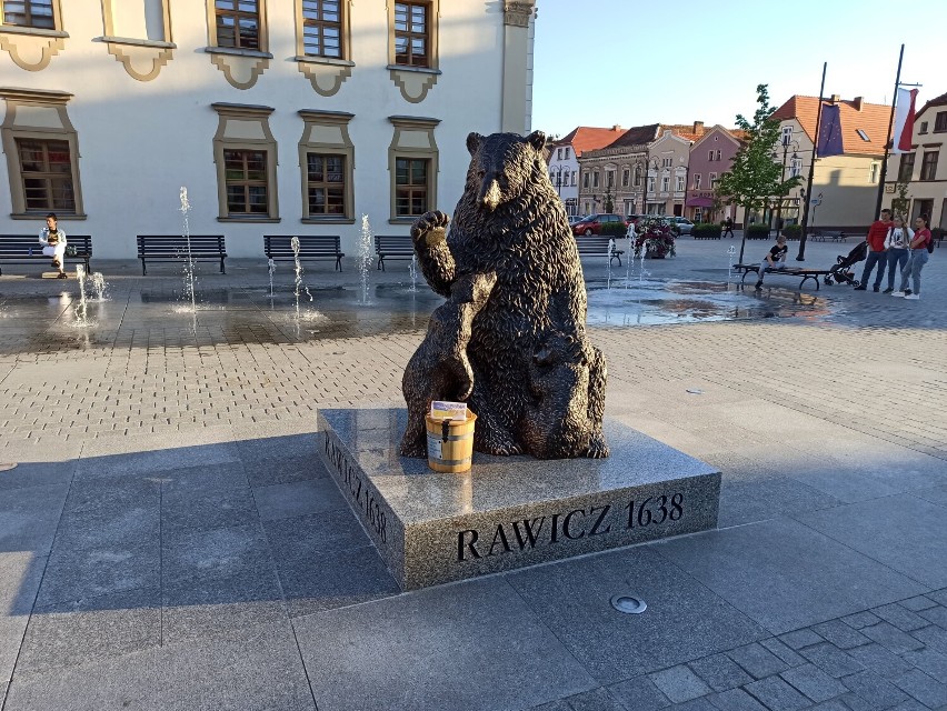 Ostatnia chwila nacieszyć oczy i uszy. Miejskie fontanny w Rawiczu zostaną wyłączone po weekendzie. Powrót dopiero 2023 roku
