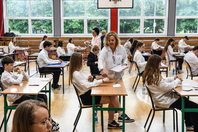 W drugim dniu egzaminu ósmoklasisty uczniowie zdawali matematykę. W SP nr 32 w Bydgoszczy nastroje wśród młodzieży przed wejściem do sal były dobre.